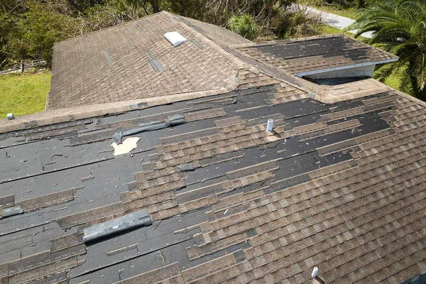 Zniszczony Dach Domu Brakującymi Gontami Huraganie Ian Florydzie Konsekwencje Klęsk — Zdjęcie stockowe