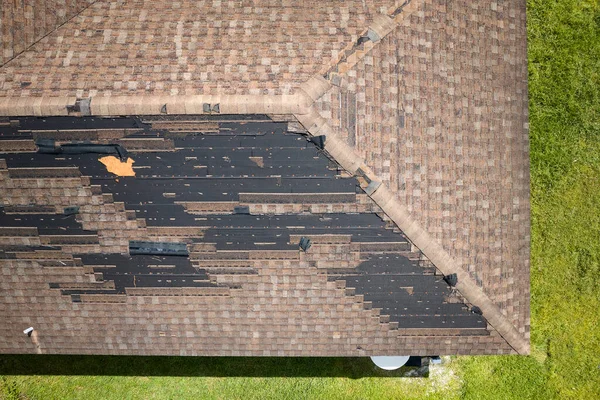 フロリダ州のハリケーンイアンの後に行方不明の帯状疱疹で損傷した家の屋根 自然災害の結果 — ストック写真