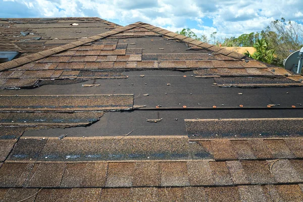 Damaged House Roof Missing Shingles Hurricane Ian Florida Consequences Natural — Stock Photo, Image