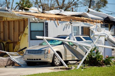 Florida mobil ev yerleşim bölgesindeki Ian Kasırgası ev ve aracından ağır hasar görmüş. Doğal afetin sonuçları..