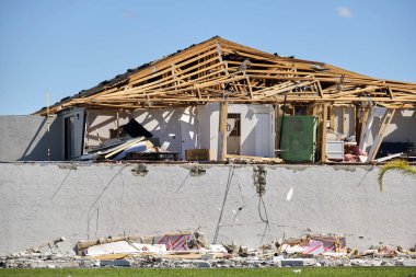 Florida gezici ev bölgesinde Ian kasırgasından sonra ciddi hasar görmüş. Doğal afetin sonuçları..