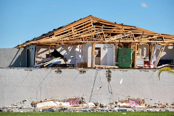 Svårt Skadat Hus Efter Orkanen Ian Florida Husbil Bostadsområde Konsekvenser — Stockfoto