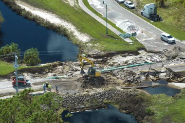Sel suları asfaltı yıkadıktan sonra nehir tarafından yıkılan hasarlı yol köprüsünün hava görüntüsü. Yıkılmış ulaşım altyapısının yeniden inşası.