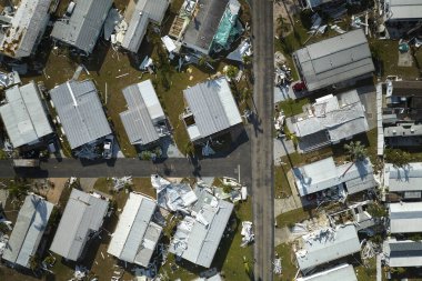 Florida yerleşim bölgesindeki Ian kasırgasından sonra ağır hasar görmüş mobil evler. Doğal afetin sonuçları..