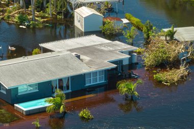 Florida yerleşim bölgesindeki Ian kasırgası evi sular altında bıraktı. Doğal afetin sonuçları..
