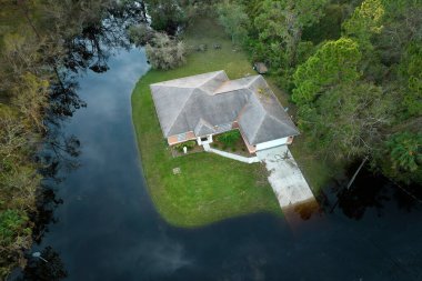 Florida yerleşim bölgesindeki Ian kasırgası evi sular altında bıraktı. Doğal afetin sonuçları..