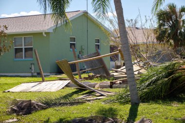 Florida 'daki Ian kasırgasından sonra etrafa saçılmış enkazlarla dolu bir ev. Doğal afetin sonuçları..