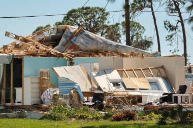 Florida gezici ev bölgesindeki Ian Kasırgası yüzünden ağır hasar görmüş. Doğal afetin sonuçları..