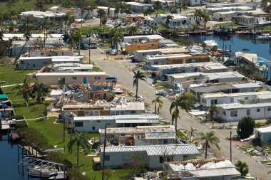 Florida gezici ev bölgesinde Ian kasırgasından sonra ciddi hasar görmüş evler. Doğal afetin sonuçları..