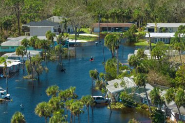Etrafı Ian Kasırgası ile çevrili sel suları Florida yerleşim bölgesindeki evleri sarıyor. Doğal afetin sonuçları..