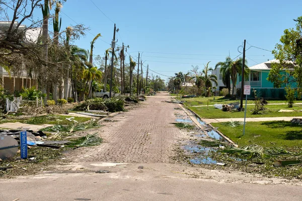 佛罗里达州伊恩飓风过后 街道上到处都是瓦砾 自然灾害的后果 — 图库照片