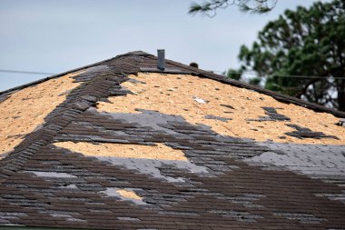 Florida 'daki Ian Kasırgası' ndan sonra asfalt kiremitleri eksik. Ev çatısı konseptinin tamiri.