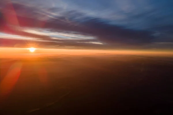 Vista Aérea Las Oscuras Colinas Montaña Con Brillantes Rayos Sol — Foto de Stock