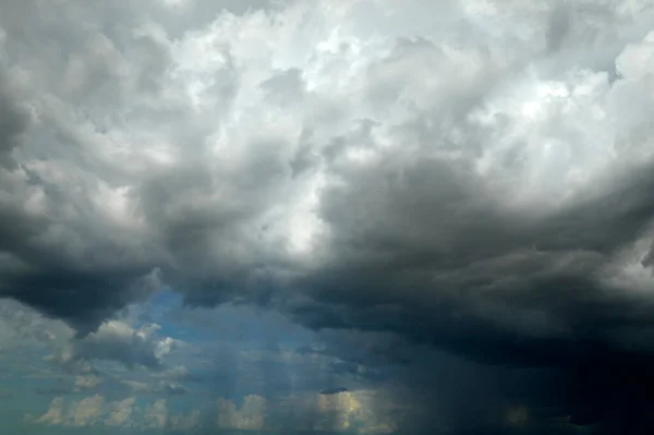 Пейзаж Темных Зловещих Облаков Образующихся Бушующем Небе Время Сильного Грозы — стоковое фото