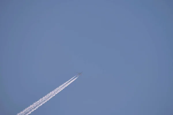Avion Réaction Passagers Éloigné Volant Haute Altitude Sur Ciel Bleu — Photo