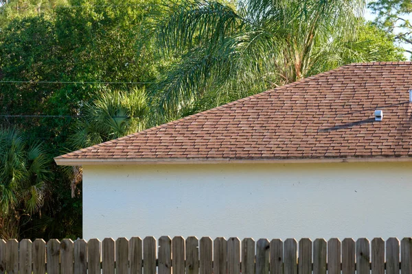 Nahaufnahme Von Hausdächern Die Mit Asphalt Oder Bitumenschindeln Abgedeckt Sind — Stockfoto