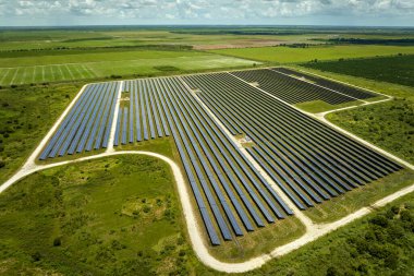 Temiz elektrik enerjisi üretmek için fotovoltaik panelleri olan tarımsal tarım arazileri arasında sürdürülebilir elektrik santralinin havadan görüşü. Sıfır emisyonlu yenilenebilir elektrik kavramı.