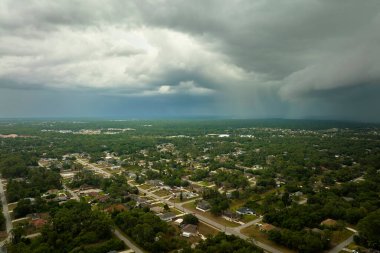 Kasaba üzerinde sağanak fırtınadan önce fırtınalı gökyüzünde oluşan kara uğursuz bulutların manzarası..