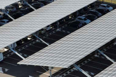 Otoparkın üzerine temiz enerjinin etkin üretimi için park etmiş arabaların güneş panelleri yerleştirildi..
