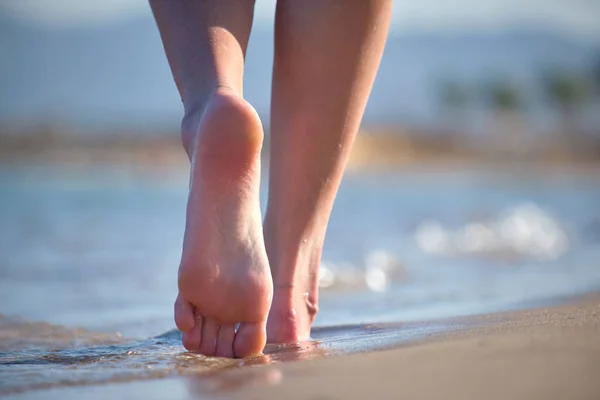 Close Female Feet Walking Barefoot White Grainy Sand Golden Beach — Foto de Stock