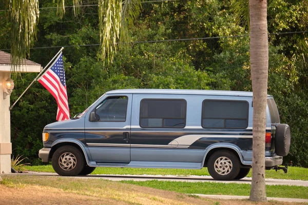 Uma Carrinha Americana Clássica Estacionada Frente Uma Casa Eua Conceito — Fotografia de Stock