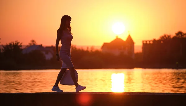 Lonely Young Woman Walking Alone Lake Shore Enjoying Warm Evening — Stock Photo, Image