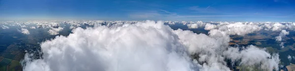 白いパフィー積雲に覆われた地球の高高度での航空機の窓からの眺め — ストック写真