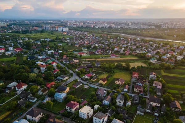 Letecký Pohled Obytné Domy Příměstské Venkovské Oblasti Při Západu Slunce — Stock fotografie