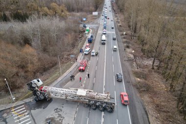 Trafik engellenmiş bir kamyon ile trafik kazası görüntüsü.