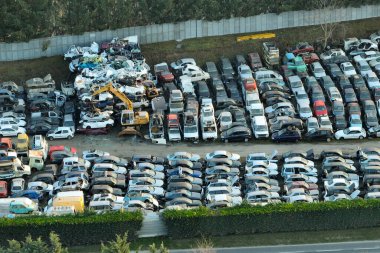 Hurdalığın hava manzaralı, hurda yığını bozuk arabaların olduğu bir yer. Eski araçların geri dönüşümü.