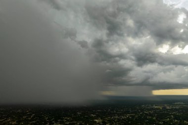 Kasvetli gökyüzünde kara fırtınalı bulutlar oluşuyor. Kenar mahallelerde sağanak yağış sezonunda..