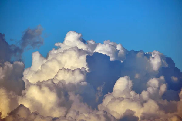 White Fluffy Cumulonimbus Clouds Forming Thunderstorm Summer Blue Sky Changing — Stok Foto