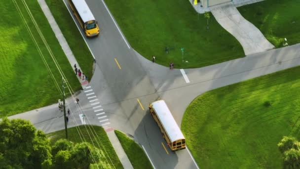 Vista Aérea Del Autobús Escolar Amarillo Americano Que Recoge Los — Vídeos de Stock