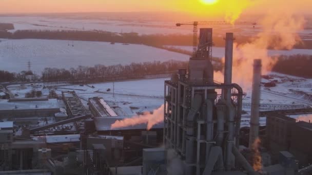 日没時に工業生産エリアで高いコンクリート工場構造を持つセメント工場タワーの空中ビュー 製造業とグローバル産業の概念 — ストック動画