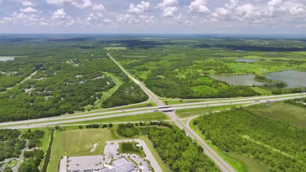 Luftaufnahme Des Autobahn Ocerpass Mit Fahrenden Autos Und Lastwagen — Stockvideo