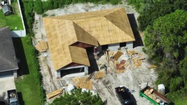 Florida 'nın sessiz kırsal bölgesinde ahşap çatı yapısı olan özel bir evin havadan görünüşü. Gayrimenkul geliştirme kavramı.