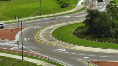 Yoğun trafiğin hızlı ilerlediği kavşağın hava görüntüsü. Kentsel dairesel ulaşım kavşağı.