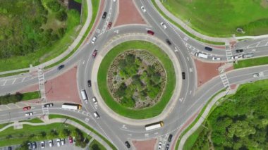 Yoğun trafiğin hızlı ilerlediği kavşağın hava görüntüsü. Kentsel dairesel ulaşım kavşağı.
