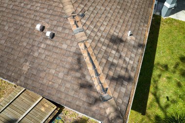 Florida 'daki Ian Kasırgası' ndan sonra asfalt kiremitleri eksik. Ev çatısı konseptinin tamiri.