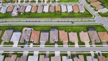 Florida 'nın kapalı banliyö bölgesindeki aile evlerinin havadan görüntüsü. Amerikan banliyölerinde gayrimenkul geliştirme. İnsansız hava aracı görüntüleri.