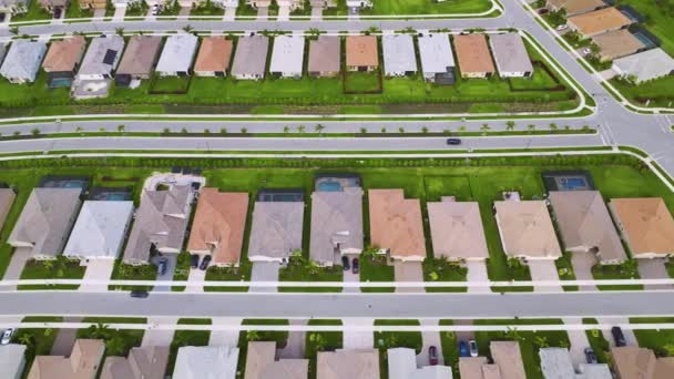 フロリダ州のしっかりと配置された家族の家の空中ビューは郊外を閉鎖しました アメリカの郊外で不動産開発 ドローン映像 — ストック動画