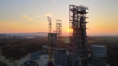Çimento fabrikası inşaat için kum taşı malzemelerinin açık madenciliğinde. Gün batımında taş ocağında çakıl ocağı kazmak..