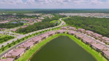 Güney Florida 'da kapalı yaşam kulüplerinde, yoğun bir şekilde inşa edilmiş konut havuzlarının manzarası. Amerikan banliyölerinde emlak gelişimine örnek olarak Amerikan rüya evleri.