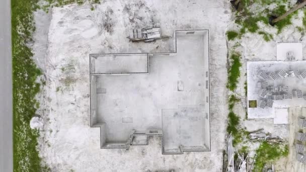 Letecký Pohled Nedokončený Rám Soukromého Domu Cihlovými Betonovými Stěnami Připravenými — Stock video