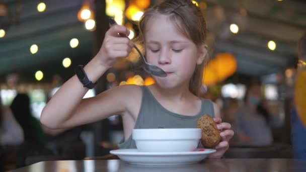 Παιδί Κορίτσι Τρώει Σούπα Και Νόστιμο Burger Στο Εστιατόριο — Αρχείο Βίντεο