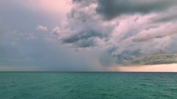 Ciemne Burzliwe Chmury Formujące Się Ponurym Niebie Podczas Ulewnych Opadów — Wideo stockowe