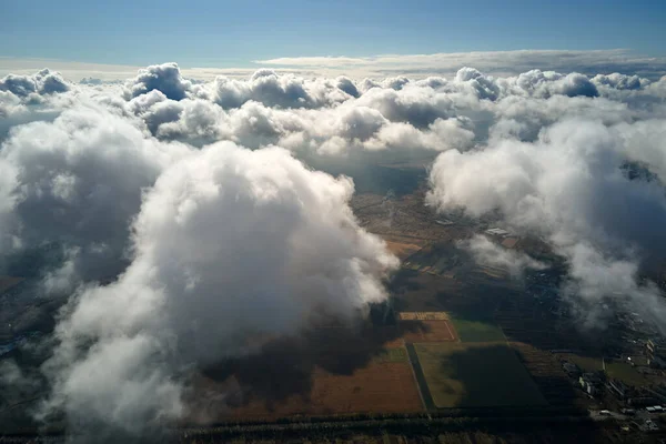 Letecký Pohled Vysoké Nadmořské Výšce Země Pokrytý Nadýchanými Hromadnými Mraky — Stock fotografie