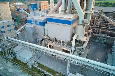 Yüksek beton fabrikası ve endüstriyel üretim alanında kule vinci olan çimento fabrikasının havadan görüntüsü. Üretim ve küresel sanayi kavramı.