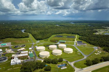 Kentsel atık su arıtma tesisindeki modern su temizleme tesisinin havadan görüntüsü. İstenmeyen kimyasalların, askıya alınmış katı maddelerin ve gazların kirlenmiş sıvılardan çıkarılması süreci.