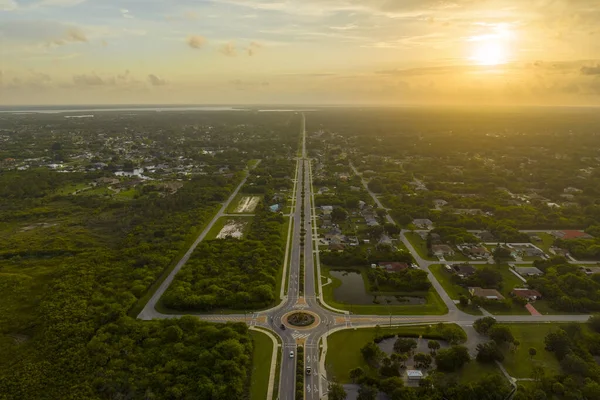 Amerikan Banliyö Bölgesinin Hava Manzarası Kırsal Yol Kavşağı Hareket Halindeki — Stok fotoğraf